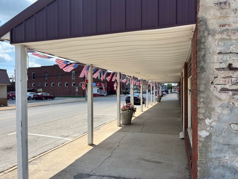 More Photos Of 300 E Broadway Blvd, Johnston City Specialty For Sale