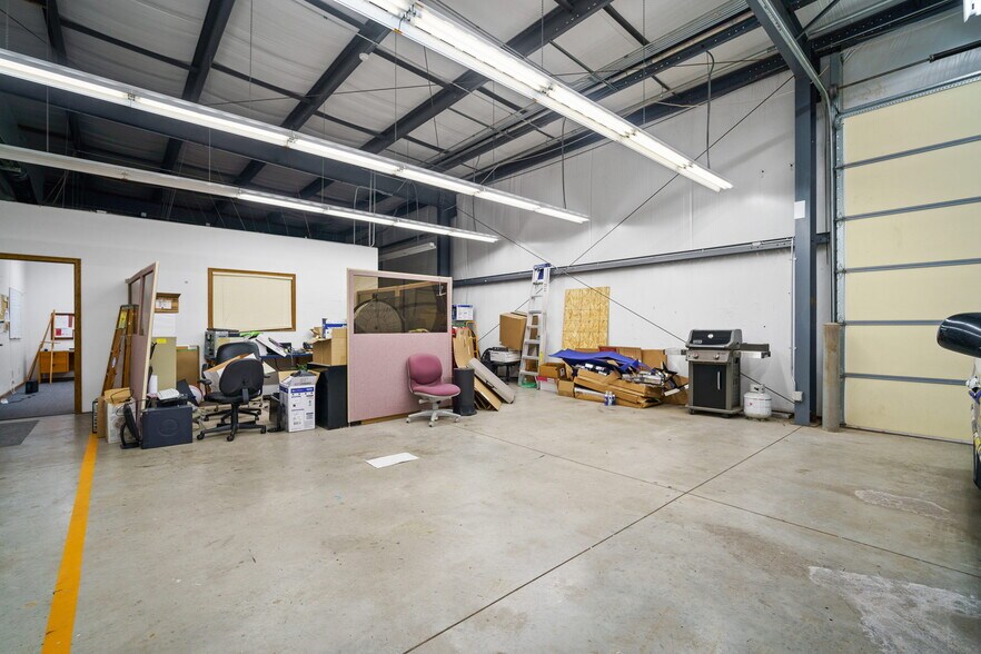 More Photos Of 1801 N 13th Ave E, Newton Flex For Lease