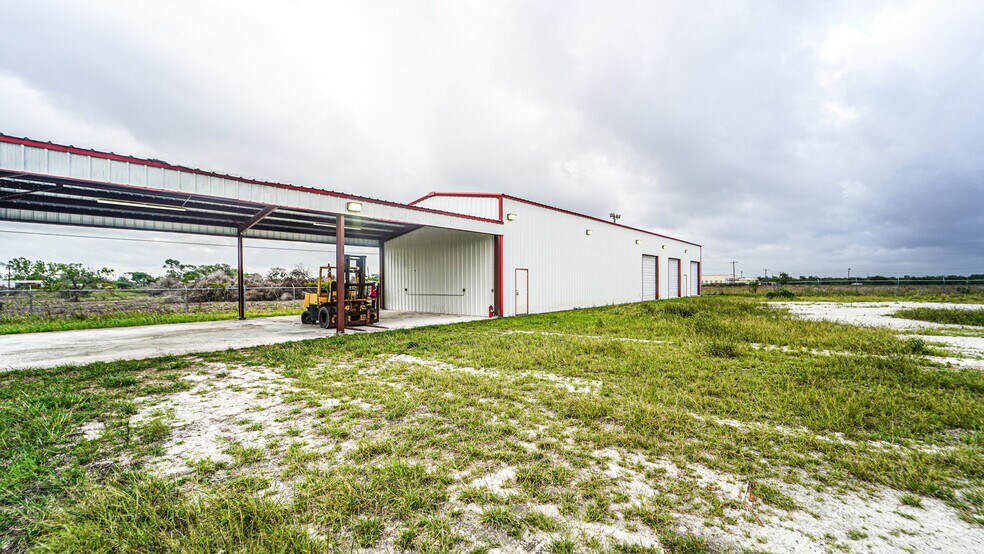 More Photos Of 5500 SW Moody St, Victoria Manufacturing For Sale