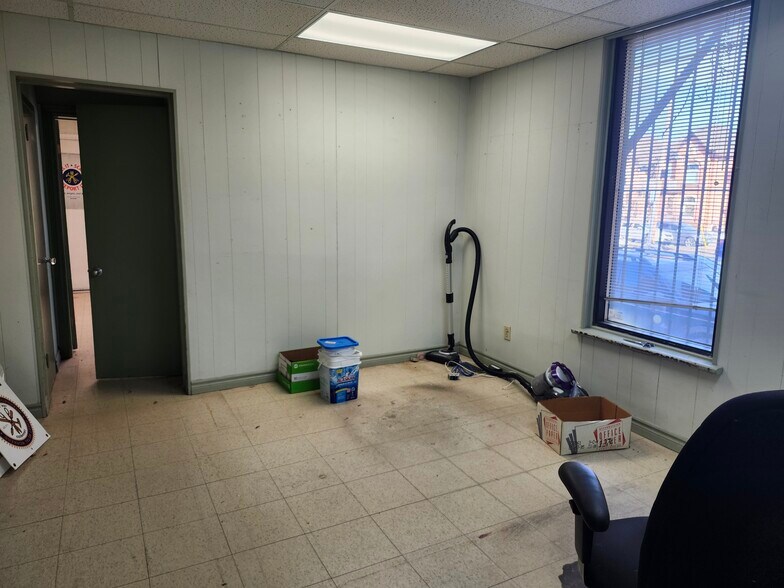 More Photos Of 477-479 Main St E, Hamilton Office For Sale