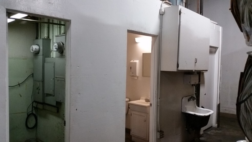 More Photos Of 538 W Monterey Ave, Pomona Distribution For Lease