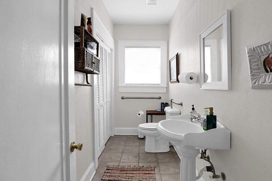 More Photos Of 228 E Poplar St, Griffin Office For Lease