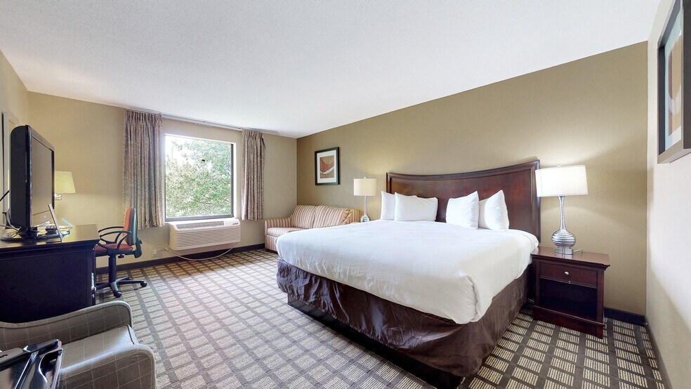 More Photos Of 6 Traders Cir, Normal Hotel For Sale