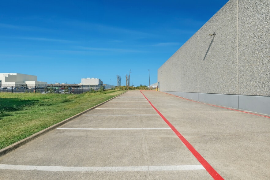 More Photos Of 1825 Westpark Dr, Grand Prairie Warehouse For Lease