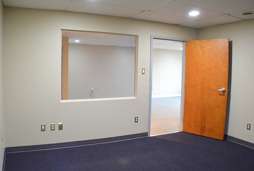 More Photos Of 316 E Market St, Leesburg Office For Sale