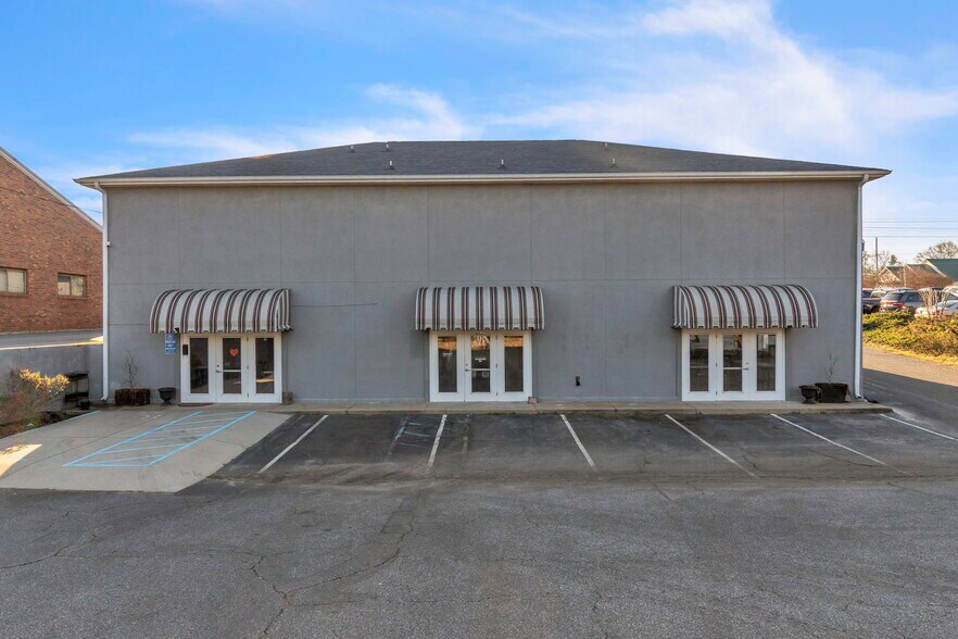More Photos Of 812 W Wade Hampton Blvd, Greer Office Residential For Lease