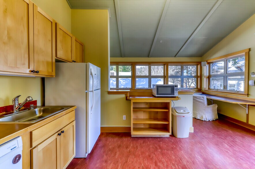 More Photos Of 818 Madison Ave N, Bainbridge Island Office For Sale