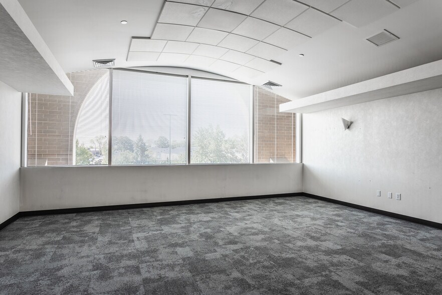 More Photos Of 555 E County Line Rd, Greenwood Medical For Lease