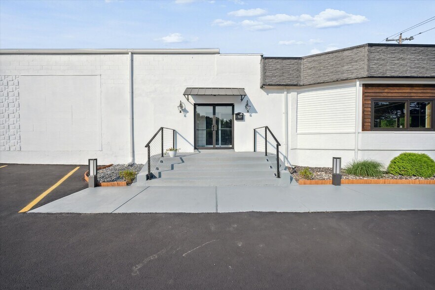 More Photos Of 969 Dixie Hwy, Rossford Freestanding For Sale