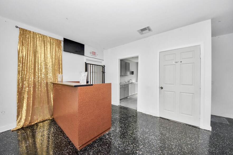 More Photos Of 8346 Howard Dr, Houston Office For Sale