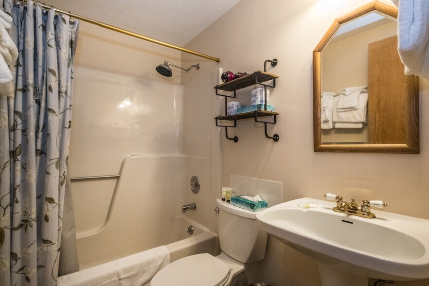 More Photos Of 78 Cream Hill Rd, Mendon Hospitality For Sale