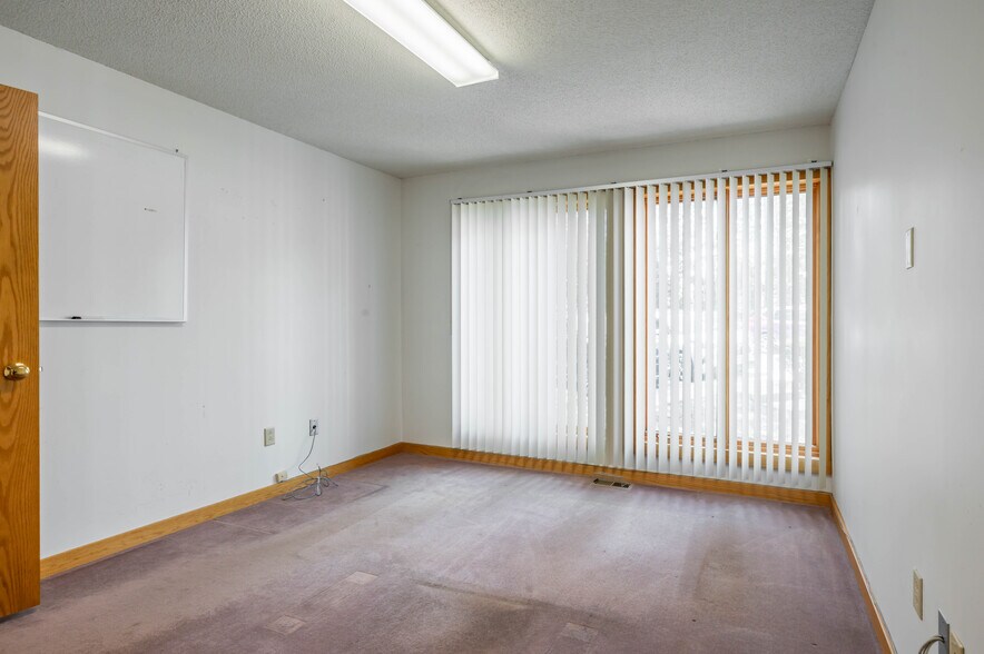 More Photos Of 74 Northeastern Blvd, Nashua Medical For Sale