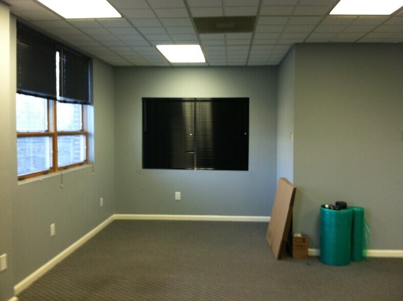 More Photos Of 1711 Ginesi Dr, Freehold Office For Lease