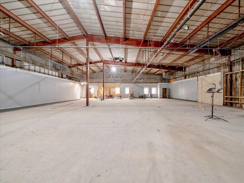 More Photos Of 465 W Commercial St, East Rochester Warehouse For Lease