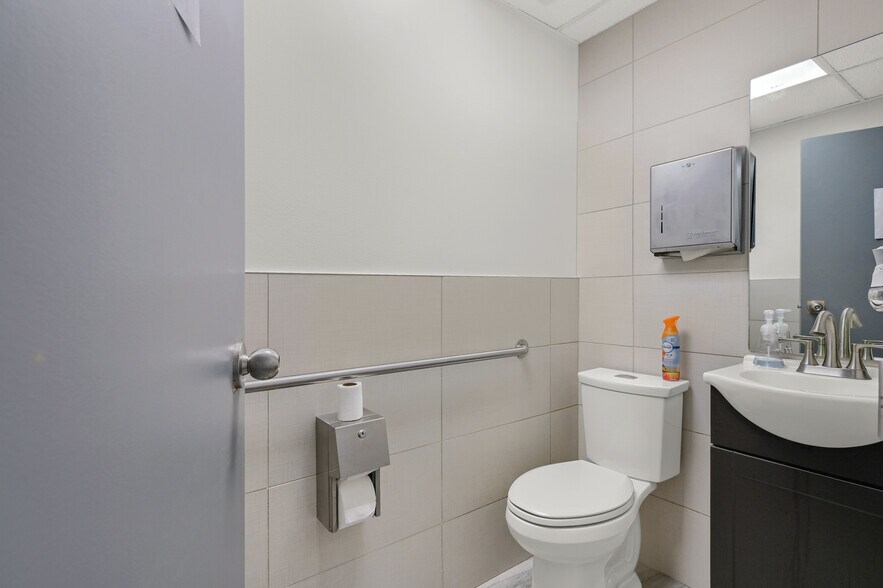 More Photos Of 425 N Highland Ave, Sherman Medical For Sale