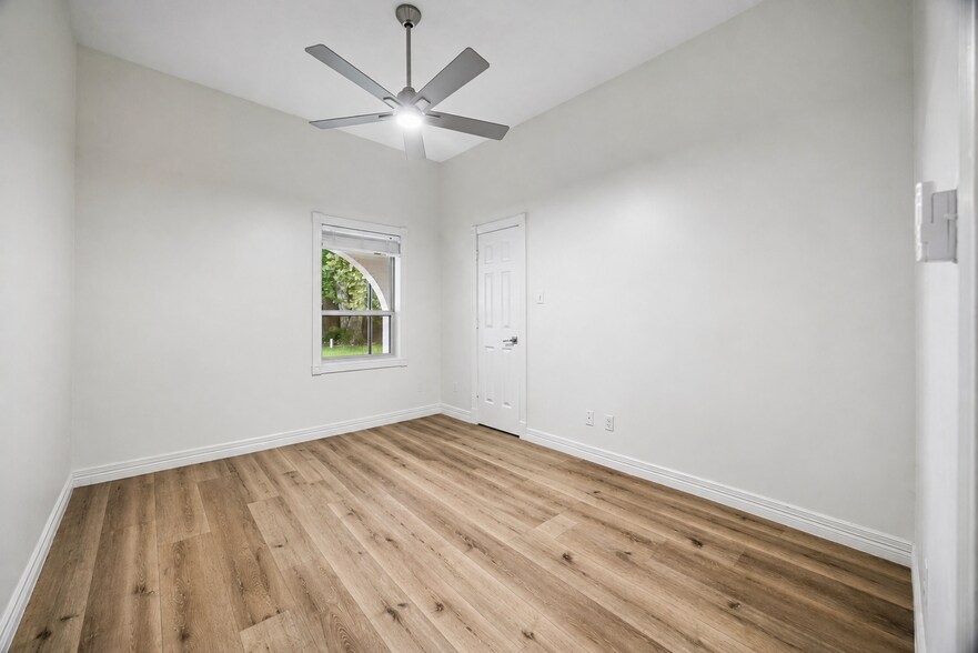 More Photos Of 530 W 27th St, Houston Office For Lease