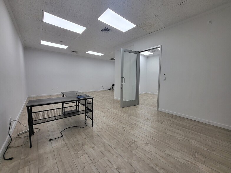 More Photos Of 4711 Oakwood Ave, Los Angeles Office For Lease