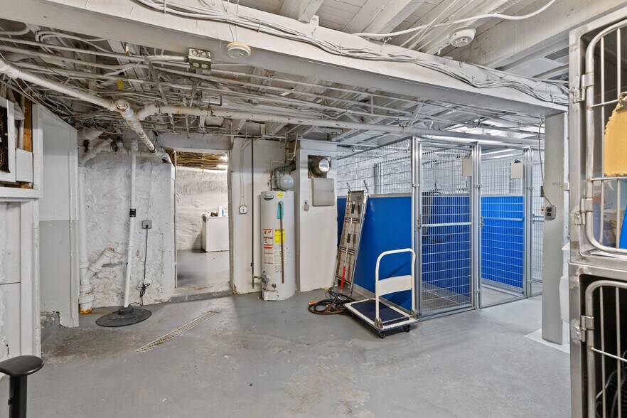 More Photos Of 5915 Belair Rd, Baltimore Veterinarian Kennel For Sale