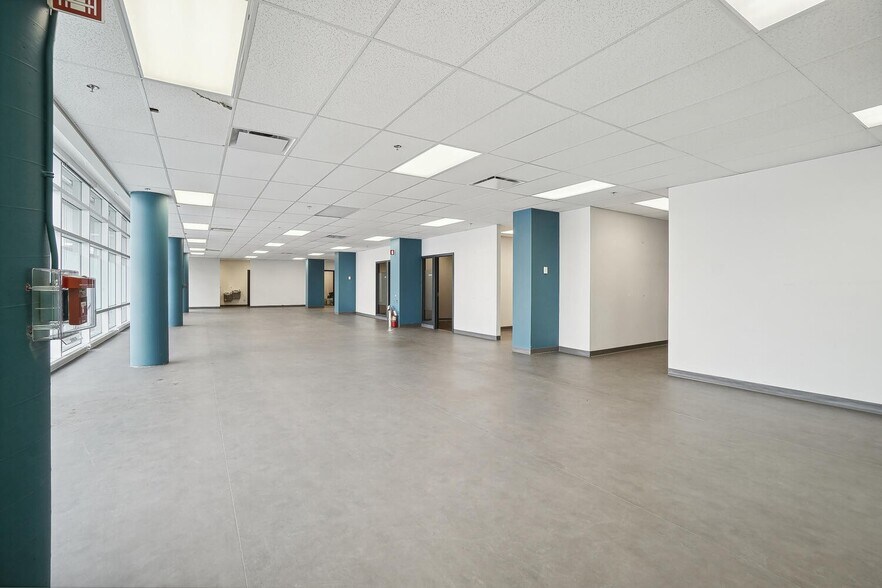 More Photos Of 10007 Boul Pie-IX, Montréal Office For Sale
