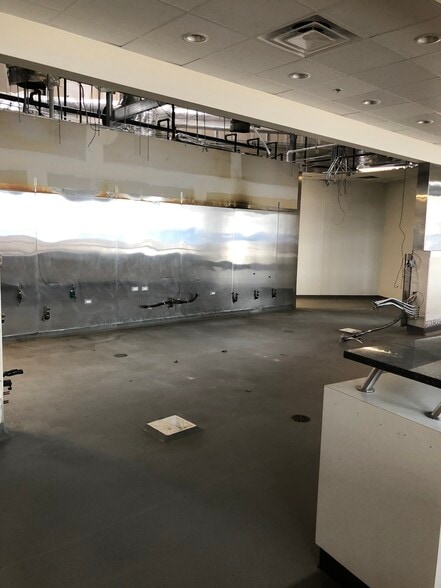 More Photos Of 1504 N Fremont St, Chicago Storefront For Lease