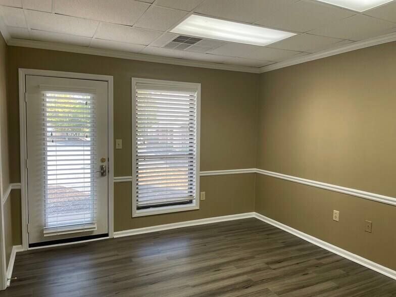 More Photos Of 770 Old Roswell Rd, Roswell Office For Lease