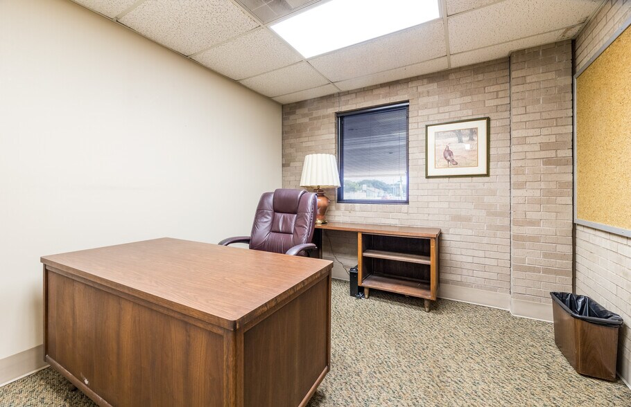 More Photos Of 208 E Houston St, Beeville Office For Sale