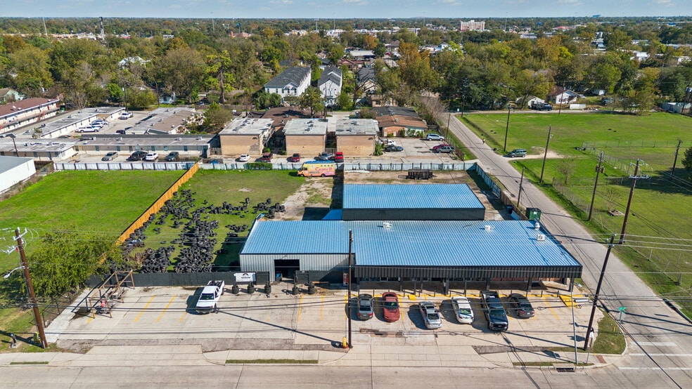 More Photos Of 5600 Yale St, Houston Unknown For Lease