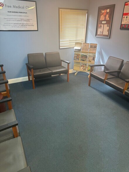 More Photos Of 450 S Chamberlain Ave, Rockwood Office For Sale