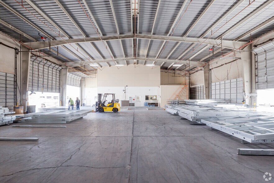 More Photos Of 1315 E Gibson Ln, Phoenix Warehouse For Lease
