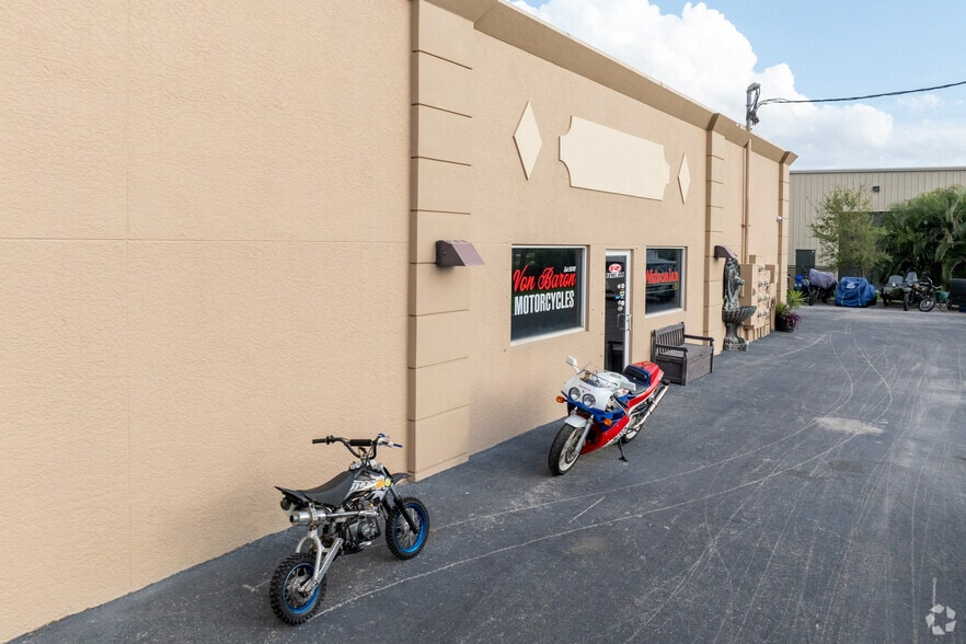 More Photos Of 16770 Link Ct, Fort Myers Showroom For Lease