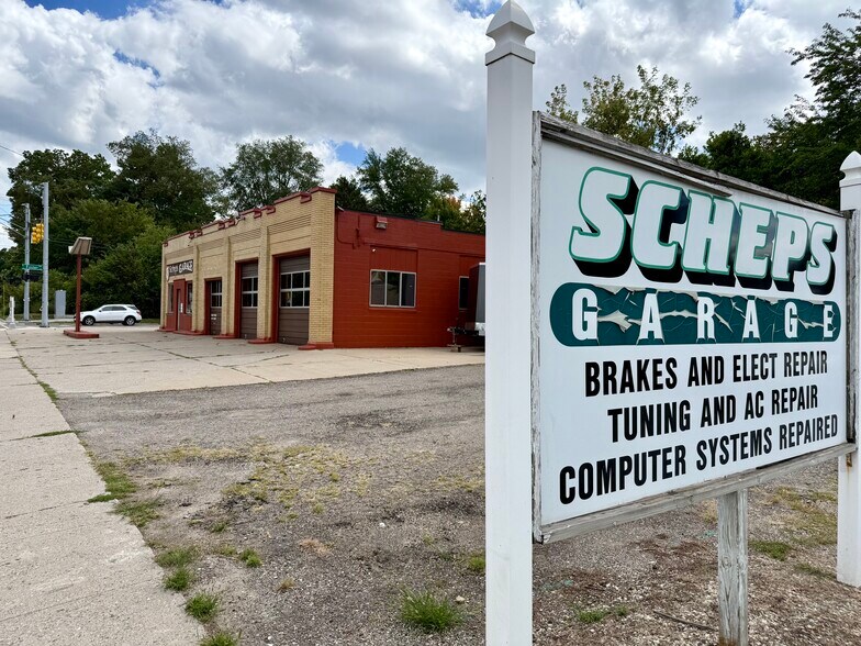 More Photos Of 2320 E Saginaw St, Lansing Auto Repair For Sale