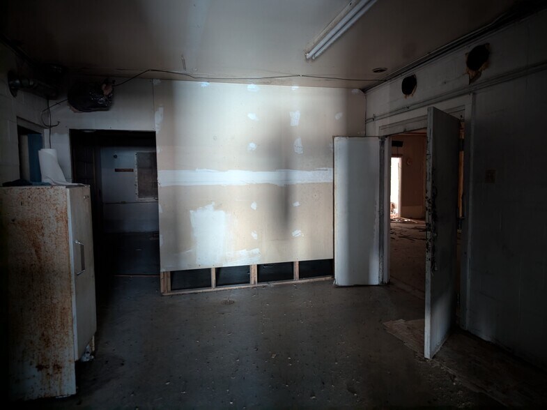 More Photos Of 2416 E Huron Rd, Au Gres Storefront Retail Office For Sale