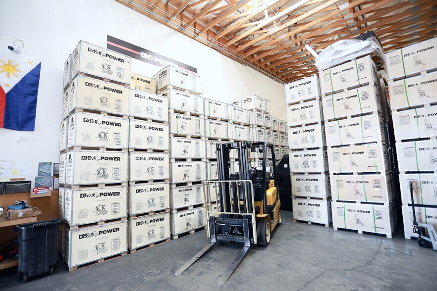 More Photos Of 4301 S Valley View Blvd, Las Vegas Warehouse For Lease