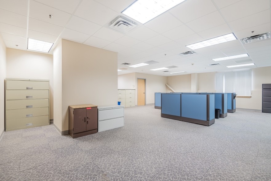More Photos Of 26 Parkridge Rd, Haverhill Research And Development For Lease