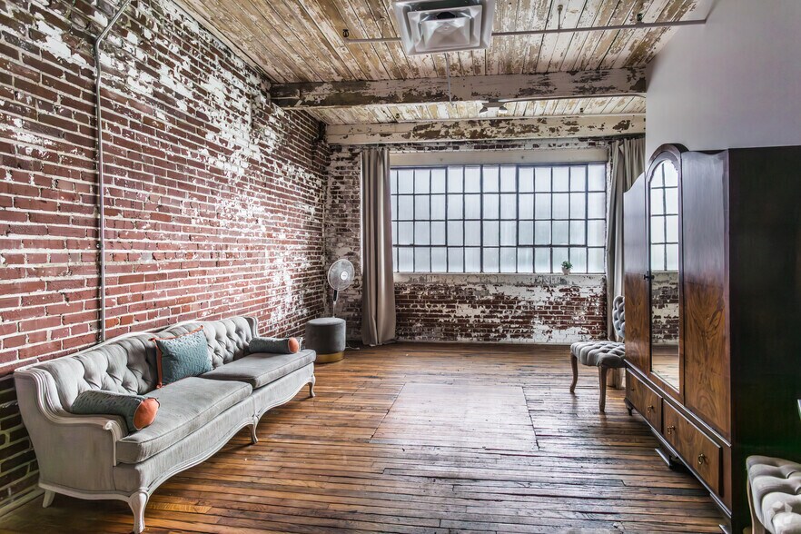 More Photos Of 409 S Main St, Memphis General Retail For Sale