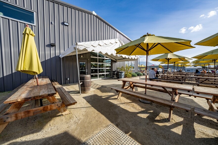 More Photos Of 1863 NW Washington Blvd, Grants Pass General Retail For Sale