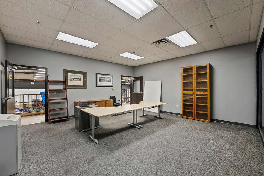 More Photos Of 371 Prospector Dr, Evanston Freestanding For Sale