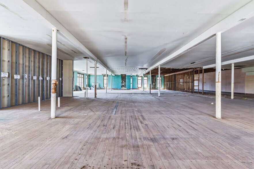 More Photos Of 29 S Chadbourne St, San Angelo Drugstore For Sale