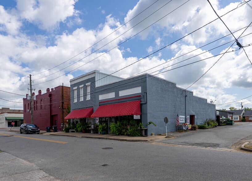 More Photos Of 186 McLaughlin St SW, Pelham Specialty For Sale