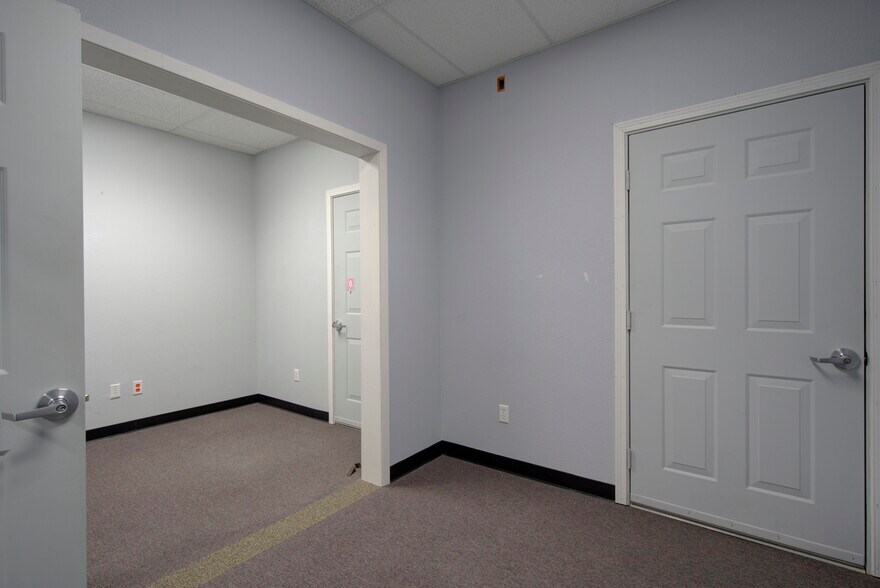 More Photos Of 295 Main St, Weed Office For Sale