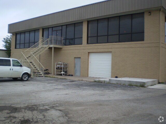 More Photos Of 1049 Industrial Blvd, Abilene Flex For Lease