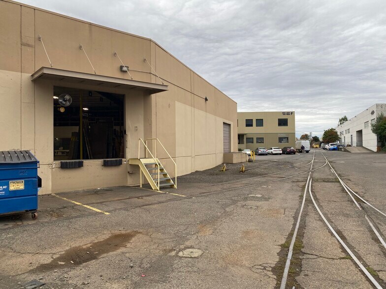 More Photos Of 3317-3325 NW Yeon Ave, Portland Warehouse For Lease