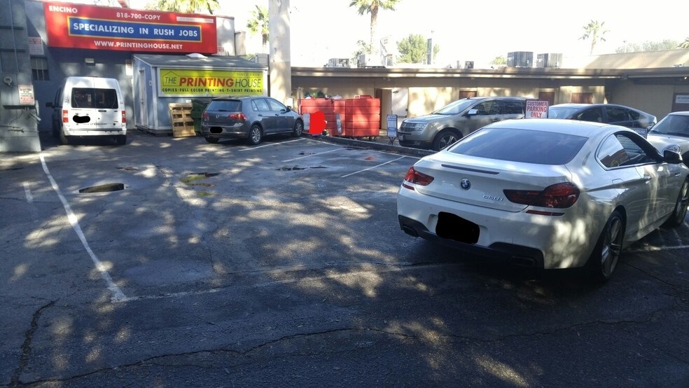 More Photos Of 16938-16940 Ventura Blvd, Encino Storefront For Lease