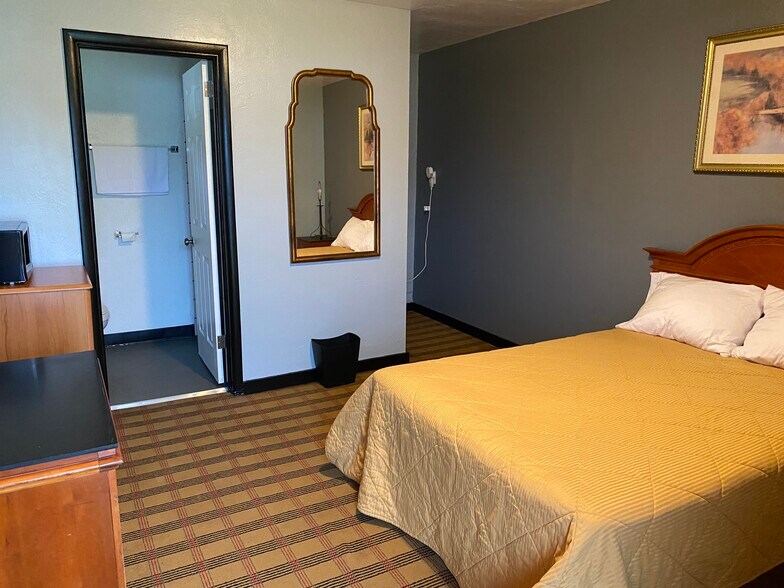 More Photos Of 1901 Clark Ave, Wellsville Hotel For Sale