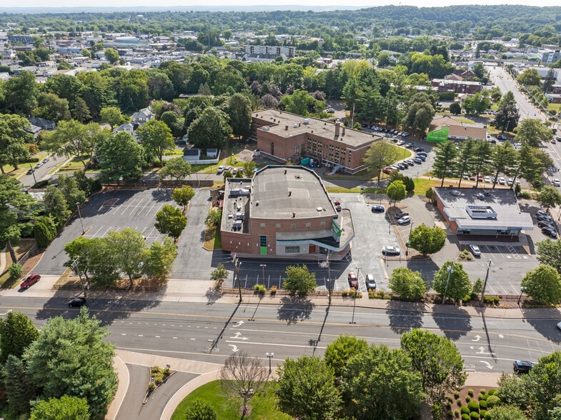 More Photos Of 940 Quaker Ln, West Hartford Freestanding For Sale