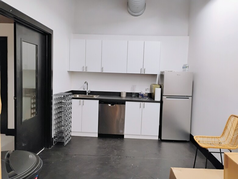 More Photos Of 333 N Oakley Blvd, Chicago Light Distribution For Lease