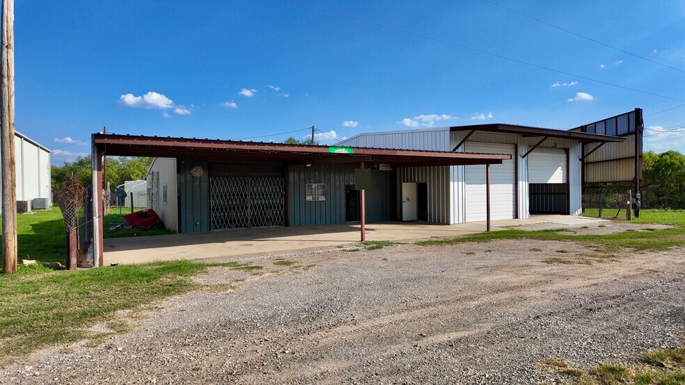 More Photos Of 4060 Interstate 35 N, Natalia Auto Repair For Sale