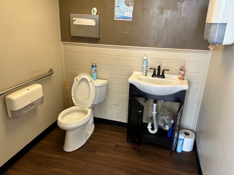 More Photos Of 6930 Walnut St, Upper Darby Freestanding For Lease