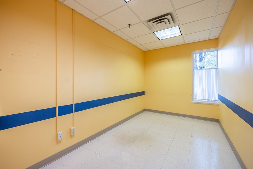 More Photos Of 980 Westfall Rd, Rochester Medical For Lease