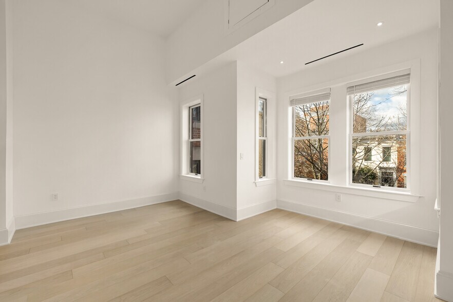 More Photos Of 329 8th St NE, Washington Office For Sale